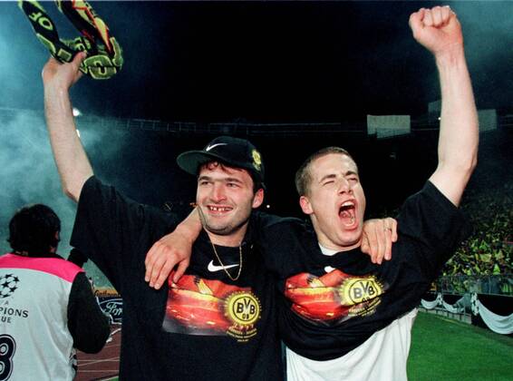 SPORT, FUSSBALL CHAMPIONSLEAGUE FINALE, BORUSSIA DORTMUND, 28.05.1997, MÜNCHEN - Die Dortmunder Spieler Stephane CHAPUISAT (L) und Lars RICKEN, der Schütze des 3:1, bejubeln den Sieg nach dem Spiel. Championsleague Finale 1997 Borussia Dortmund