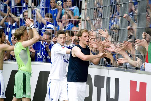 V.r. Benedikt HÖWEDES (HÖWEDES), Julian DRAXLER, Torwart Timo HILDEBRAND (alle GE) freuen sich mit den Fans über den Sieg, Fussball 1. Bundesliga, 34. Spieltag, SC Freiburg (FR) - FC Schalke 04 (GE) 1:2 am 18.05.2013 in Freiburg Deutschland;