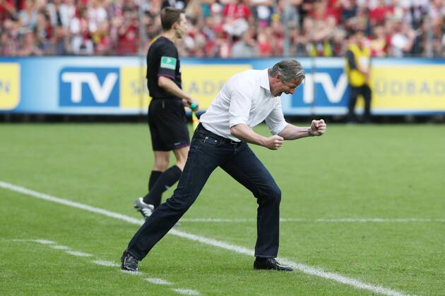 Cheftrainer Jens KELLER (FC Schalke 04) jubelt nach dem Sieg EP - EER