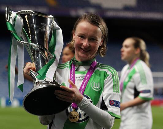 Conny Pohlers mit Pokal Pokalsieger Fußball Fussball UEFA Championsleague Finale Final 2013 Damen Frauen Saison 2012 13 23.05.2013 VfL Wolfsburg vs. Olympique Lyon