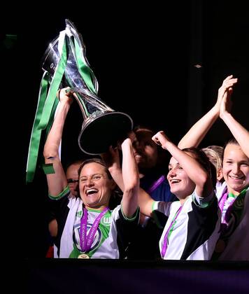 London Fulham Fußball Champions League Finale Frauen VfL Wolfsburg vs. Olympique Lyon, Siegtorschützen Martina Müller (Wolfsburg) mit Pokal, Lina Magull