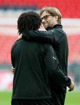 FUSSBALL - CL Finale, Dortmund vs Bayern, Vorberichte, Training LONDON,ENGLAND,24.MAI.13 - FUSSBALL - UEFA Champions League Finale, Borussia Dortmund vs FC Bayern München, Vorberichte, Abschlusstraining Dortmund. Bild zeigt Trainer Jürgen Klopp und Patrick Owomoyela (Dortmund links). 