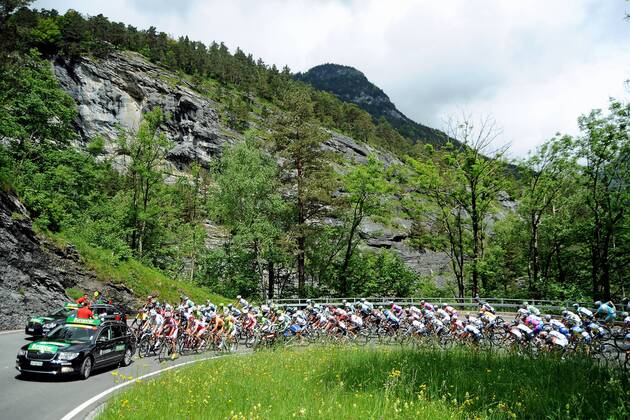 Peleton - Peloton - Fahrerfeld ausgangs Innertkirchen an der Aareschlucht unterwegs - Aktion - quer - Event: Tour de Suisse 2013 - 4.Etappe: Innertkirchen nach Buochs 174.4 km - Location: Schweiz - Europa - Datum: 11.06.2013