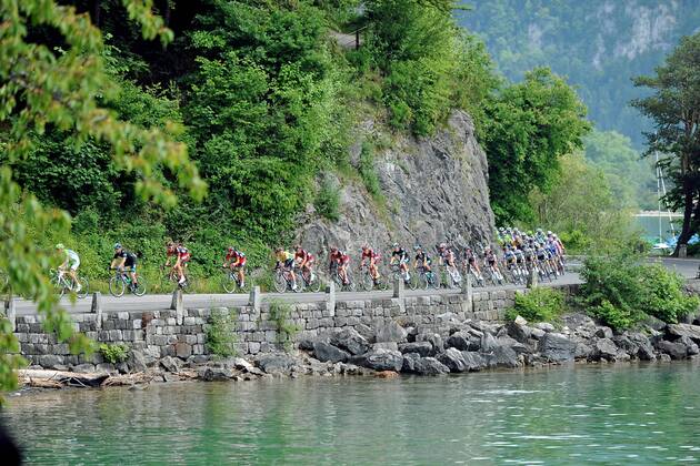 Peleton - Peloton - Fahrerfeld passiert die Ufer des Thuner Sees - Aktion - quer - Event: Tour de Suisse 2013 - 4.Etappe: Innertkirchen nach Buochs 174.4 km - Location: Schweiz - Europa - Datum: 11.06.2013