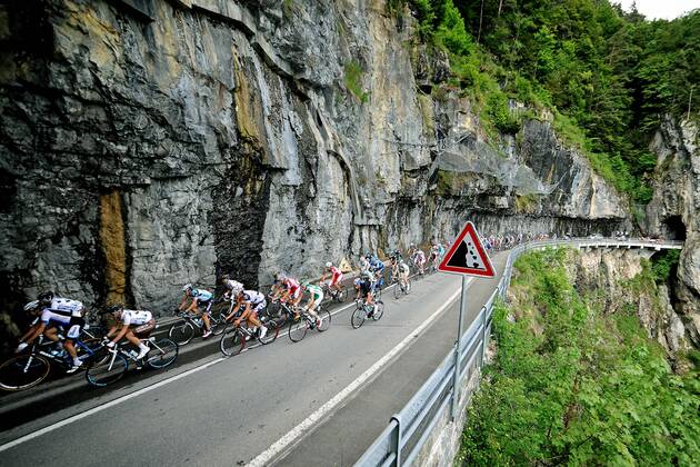 Peleton - Peloton - Fahrerfeld passiert die Uferstrasse des Thuner Sees - Aktion - quer - Event: Tour de Suisse 2013 - 4.Etappe: Innertkirchen nach Buochs 174.4 km - Location: Schweiz - Europa - Datum: 11.06.2013