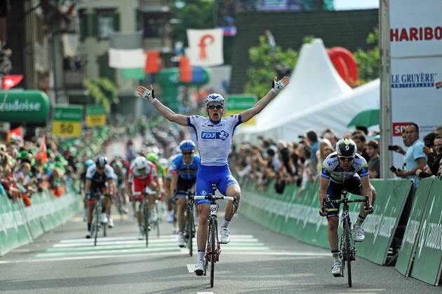 Arnaud DEMARE ( FRA FDJ - Francaise des Jeux ) gewinnt die vierte Etappe der Tour de Suisse im Massensprint vor Matthew GOSS ( AUS Orica - GreenEdge ) - Jubel - Freude - Emotionen - Aktion - quer - Event: Tour de Suisse 2013 - 4.Etappe: Innertkirchen nach Buochs 174.4 km - Location: Schweiz - Europa - Datum: 11.06.2013