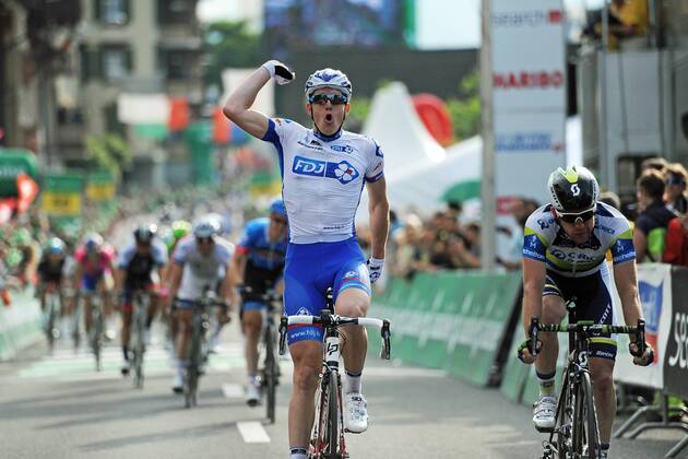 Arnaud DEMARE ( FRA FDJ - Francaise des Jeux ) gewinnt die vierte Etappe der Tour de Suisse im Massensprint vor Matthew GOSS ( AUS Orica - GreenEdge ) - Jubel - Freude - Emotionen - Aktion - quer - Event: Tour de Suisse 2013 - 4.Etappe: Innertkirchen nach Buochs 174.4 km - Location: Schweiz - Europa - Datum: 11.06.2013