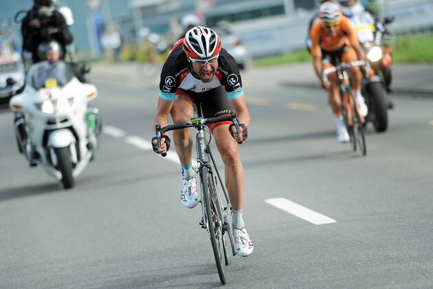 Jens VOIGT ( GER RadioShack - Leopard ) attackiert kurz vor dem Ende der Etappe seinen letzten Konkurrenten aus der Spitzengruppe - Aktion - quer - Event: Tour de Suisse 2013 - 4.Etappe: Innertkirchen nach Buochs 174.4 km - Location: Schweiz - Europa - Datum: 11.06.2013