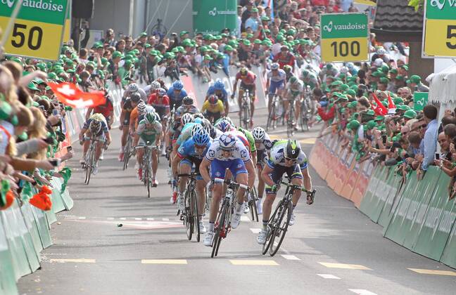Schweiz, Buochs 11.06.2013 : Radsport Tour de Suisse 2013 4. Etappe Innertkirchen-Buochs Zielsprint zwischen DEMARE Arnaud (Fra) FDJ (FDJ) Sieger und GOSS Matthew Harley (Aus) ORICA - GREENEDGE (OGE) 2. Platz