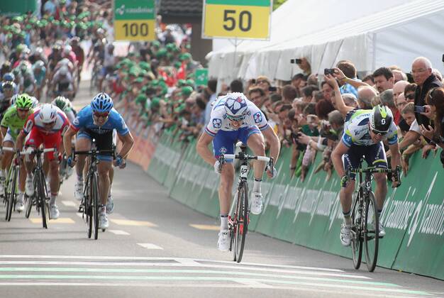 Schweiz, Buochs 11.06.2013 : Radsport Tour de Suisse 2013 4. Etappe Innertkirchen-Buochs Zielsprint zwischen DEMARE Arnaud (Fra) FDJ (FDJ) Sieger und GOSS Matthew Harley (Aus) ORICA - GREENEDGE (OGE) 2. Platz