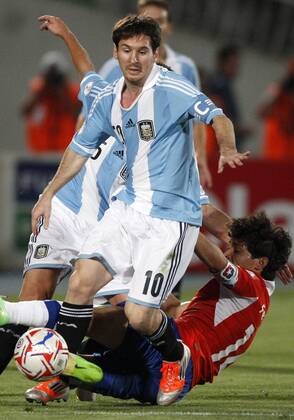 16 10 2012 Football, Chile vs Argentina. Argentinean national team player Lionel Messi, center, battles for the ball against Chile s Matias Fernandez during their qualifying to Brazil 2014 football match held at National stadium in Santiago, Chile. 16 10 2012 Futbol, Chile vs Argentina. 