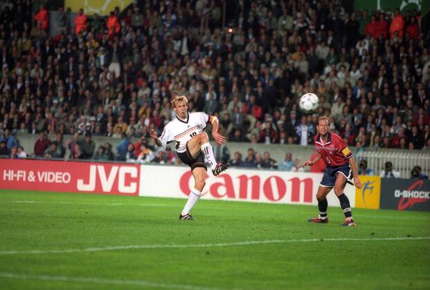 Jürgen Klinsmann (Deutschland, li.) gegen Thomas Dooley (USA)