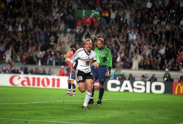 Jürgen Klinsmann (Deutschland) und Torwart Kasey Keller (USA)