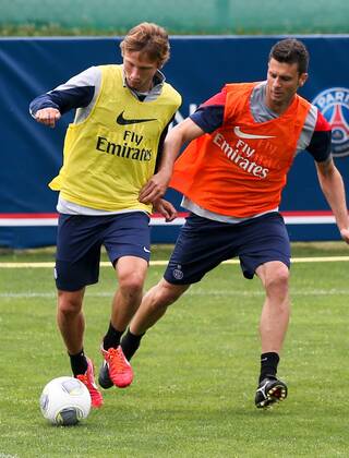 FUSSBALL - PSG, Training STEGERSBACH,AUSTRIA,11.JUL.13 - FUSSBALL - Ligue 1, Paris Saint-Germain FC, IFCS Trainingslager. Bild zeigt Clement Chantome und Thiago Motta (PSG). 