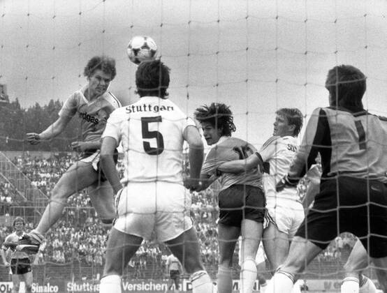 VfB Stuttgart - Borussia Mönchengladbach 2:3 - Tor zum 1:0 - Torschütze Hans Georg Dreßen (li.) und Hans Jörg Criens (beide Gladbach (beide Gladbach) gegen Karl Heinz Förster (Stuttgart)