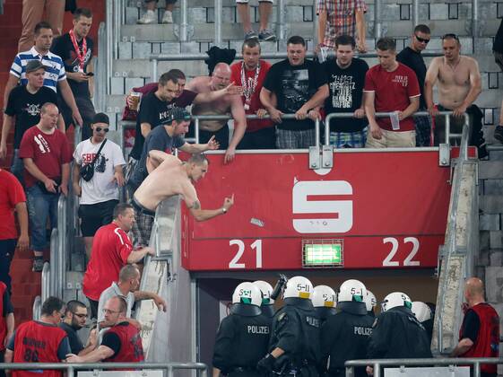 22-07-2013, Fussball, Saison 2013-2014, 2. Bundesliga, 1. Spieltag, FC Energie Cottbus 1-0, Die Polizei setzte gegen einige Cottbus Fans Pfefferspray ein.