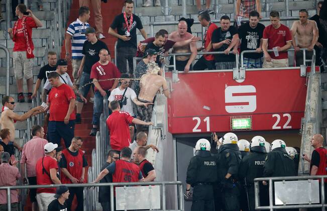22-07-2013, Fussball, Saison 2013-2014, 2. Bundesliga, 1. Spieltag, FC Energie Cottbus 1-0, Die Polizei setzte gegen einige Cottbus Fans Pfefferspray ein.