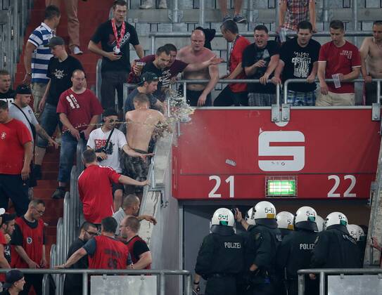 22-07-2013, Fussball, Saison 2013-2014, 2. Bundesliga, 1. Spieltag, FC Energie Cottbus 1-0, Die Polizei setzte gegen einige Cottbus Fans Pfefferspray ein.
