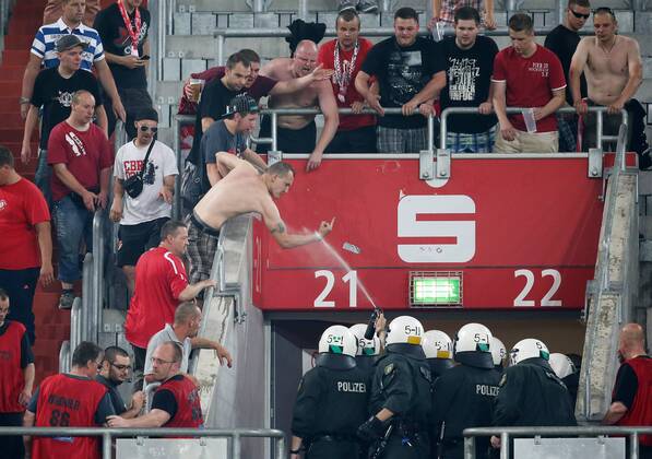 22-07-2013, Fussball, Saison 2013-2014, 2. Bundesliga, 1. Spieltag, FC Energie Cottbus 1-0, Die Polizei setzte gegen einige Cottbus Fans Pfefferspray ein.