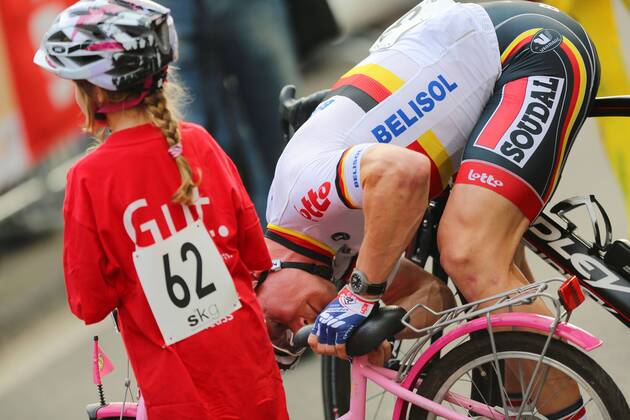 Radrennen Tour de Neuss am Mittwoch, 24. Juli 2013 auf einem Rundkurs in der Innenstadt von Neuss. Sieger Andre Greipel ( GER Team Lotto Belisol ) repariert das Fahrrad eines kleinen Mädchens