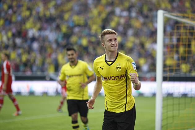 Supercup Deutschland 2013 Borussia Dortmund vs. FC Bayern München 4:2 HIER hat Marco Reus soeben das 1:0 für Borussia Dortmund erzielt und im Hintergrund klatscht Ilkay Gündogan Beifall während Daniel van Buyten vom FC Bayern München wegschleicht