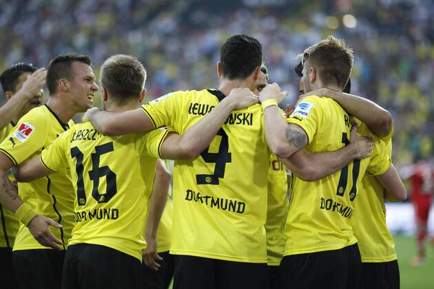Supercup Deutschland 2013 Borussia Dortmund vs. FC Bayern München 4:2 HIER hat Marco Reus soeben das 1:0 für Borussia Dortmund erzielt und die Dortmunder zelebrieren sichtbar ihre Anerkennung und ihren Teamgeist