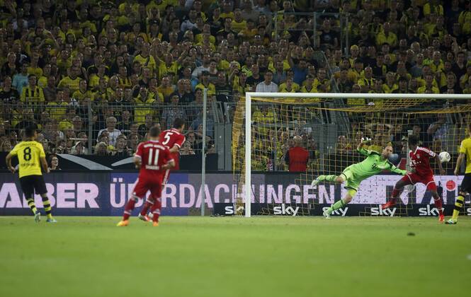 Supercup Deutschland 2013 Borussia Dortmund vs. FC Bayern München 4:2 HIER Ilkay Gündogan (Borussia Dortmund) ganz links 8 erzielt mit einem Kunst-Schuss gegen Tom Starke und Jerome Boateng (FC Bayern München) ganz rechts sein sehenswertes Tor