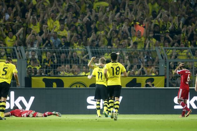 Supercup Deutschland 2013 Borussia Dortmund vs. FC Bayern München 4:2 HIER die gelbe Wand und die gelben Spieler jubeln während die Bayern geschlagen am Boden liegen (Daniel van Buyten) oder sich die Haare raufen (Thiago Alcantara)