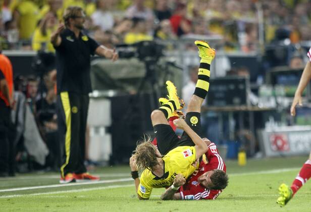 Supercup Deutschland 2013 Borussia Dortmund vs. FC Bayern München 4:2 HIER rot Mario Mandzukic (FC Bayern München) + schwarzgelb Marcel Schmelzer (Borussia Dortmund) und im Hintergrund Trainer Jürgen Klopp (Borussia Dortmund)