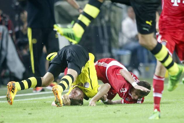 Supercup Deutschland 2013 Borussia Dortmund vs. FC Bayern München 4:2 HIER rot Mario Mandzukic (FC Bayern München) + schwarzgelb Marcel Schmelzer (Borussia Dortmund) oder Dortmund gegen München ist immer eine heiße Auseinandersetzung