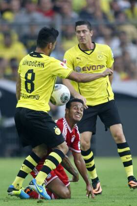 Supercup Deutschland 2013 Borussia Dortmund vs. FC Bayern München 4:2 HIER vlnr Ilkay Gündogan (Borussia Dortmund) + Thiago (FC Bayern München) + Robert Lewandowski (Borussia Dortmund)
