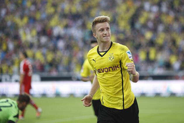 Supercup Deutschland 2013 Borussia Dortmund vs. FC Bayern München 4:2 HIER Marco Reus (Borussia Dortmund) nach seinem 1:0-Tor vor Torhüter Tom Starke (FC Bayern München) links
