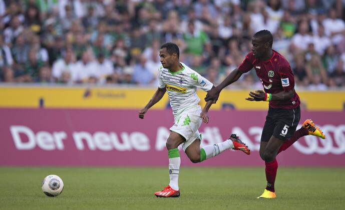 Mönchengladbach, 17.08.2013, Borussia Park Raffael (BMG), Salif Sane (96) VfL Borussia Mönchengladbach - Hannover 96