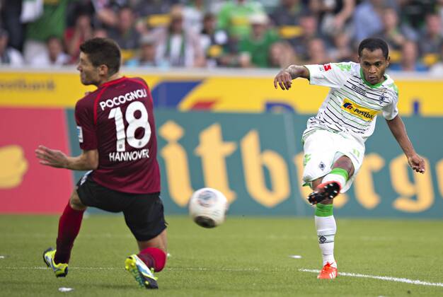 Mönchengladbach, 17.08.2013, Borussia Park Raffael (BMG), Sebastien Pocognoli (96) VfL Borussia Mönchengladbach - Hannover 96