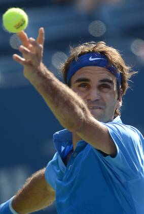 Roger Federer of Switzerland serves during the men s singles first round match at the U.S. Open tennis championships in New York, Aug. 27, 2013. (Xinhua Wang Lei) (SP)U.S.-NEW YORK-TENNIS-U.S. OPEN-FEDERER 