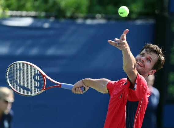 US Open 2013, USTA Billie Jean King National Tennis Center, Flushing Meadows, New York, ITF Grand Slam Tennis Tournament . Philipp Petzschner (GER), Aktion,Aufschlag,Ballwurf,Einzelbild, Halbkoerper,Querformat