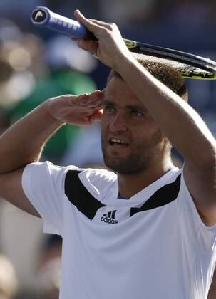 NEW YORK, Sept. 3, 2013 (Xinhua) -- Mikhail Youzhny of Russia greets the spectators after his men s singles fourth round match at the 2013 US Open tennis championships in New York, the United States, on Sept. 3, 2013. 