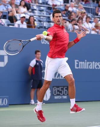 US Open 2013, USTA Billie Jean King National Tennis Center, Flushing Meadows, New York, ITF Grand Slam Tennis Tournament . Novak Djokovic (SRB),Aktion,Einzelbild, Ganzkoerper,Hochformat