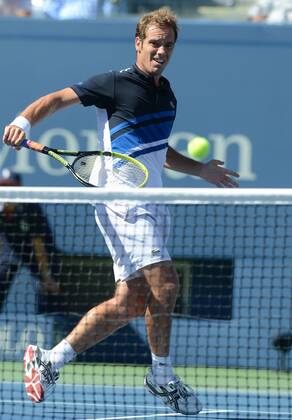 NEW YORK, Sept. 4, 2013 -- Richard Gasquet of France returns a shot during his men s singles quarterfinal match during the U.S. Open tennis championships in New York, the United States, Sept. 4, 2013. 