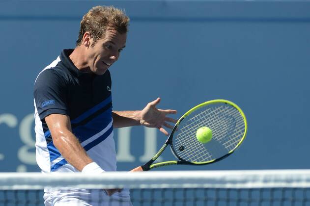 NEW YORK, Sept. 4, 2013 -- Richard Gasquet of France returns a shot during his men s singles quarterfinal match during the U.S. Open tennis championships in New York, the United States, Sept. 4, 2013.