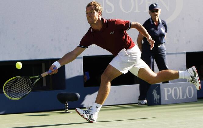 NEW YORK, Sept. 4, 2013 -- Richard Gasquet of France returns a shot during his men s singles quarterfinal match during the U.S. Open tennis championships in New York, the United States, Sept. 4, 2013.