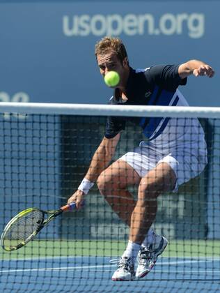 NEW YORK, Sept. 4, 2013 -- Richard Gasquet of France returns a shot during his men s singles quarterfinal match during the U.S. Open tennis championships in New York, the United States, Sept. 4, 2013.