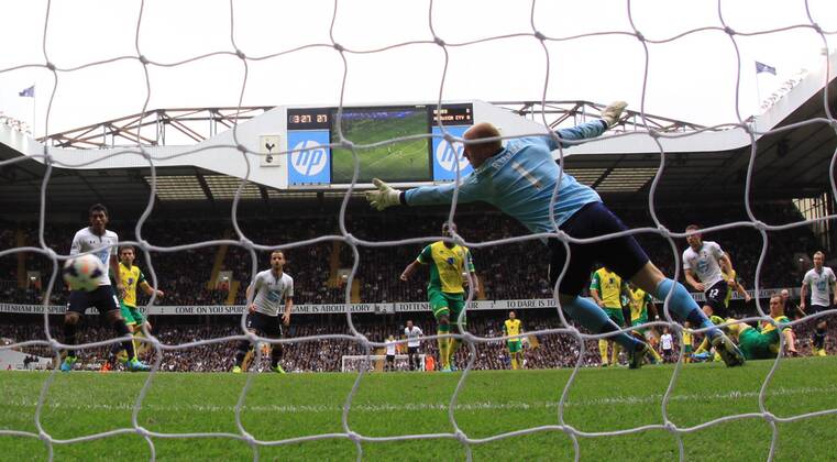 Tottenham Hotspur v Norwich City . . London, UK . . 14.09.2013 Gylfi Sigurdsson (TH) scores a goal for Spurs. 1-0