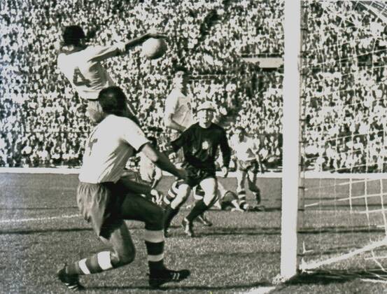 1962 World Cup Final Brazil v Czechoslovakia Brazil s Zito (No. 4) heads the ball past Czechslovakia s Ladislav Novak (No. 4 foreground) and goalkeeper Viliam Schrojf to put Brazil one goal ahead in the 67th minute of the World Cup soccer match at the National Staduim in Santiago. 18th June 1962.,  UnitedArchives00433410