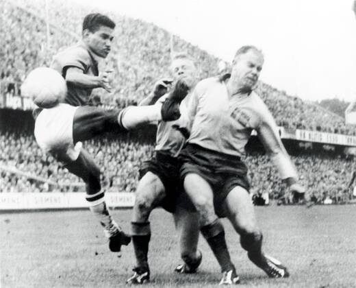 Fußball, WM 1958 in Stockholm, Finale Brasilien – Schweden 5 - 2 Brazil s Garrincha (l) is thwarted by Sweden s Sven Axbom (r) and Sigvard Parling (c) World Cup Sweden 1958 - Final - Brazil v Sweden, Fußball, Tor, Spieler, Fußballspieler, Fußballspiel, Spiel  UnitedArchives01027815