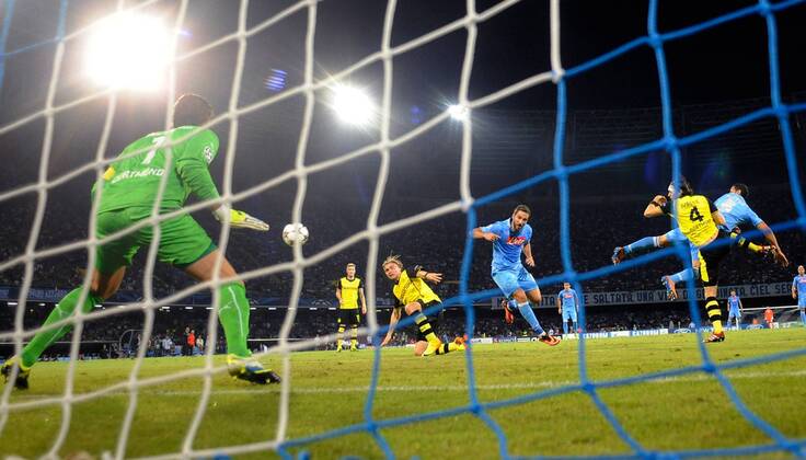 FUSSBALL CHAMPIONS LEAGUE SAISON 2013 2014 Vorrunde SSC Neapel - Borussia Dortmund 18.09.2013 Gonzalo Higuain (Mitte, SSC Neapel) köpft das Tor zum 1-0 gegen Marcel Schmelzer (Mitte li, Borussia Dortmund) beobachtet von Torwart Roman Weidenfeller (li, Borussia Dortmund) und Neven Subotic (2.v.li, Borussia Dortmund) gegen Miguel Britos (re, SSC Neapel) 