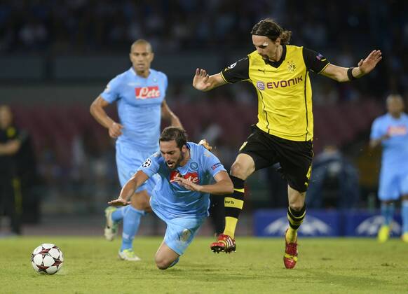 FUSSBALL CHAMPIONS LEAGUE SAISON 2013 2014 Vorrunde SSC Neapel - Borussia Dortmund 18.09.2013 Neven Subotic (re, Borussia Dortmund) gegen Gonzalo Higuain (SSC Neapel) 