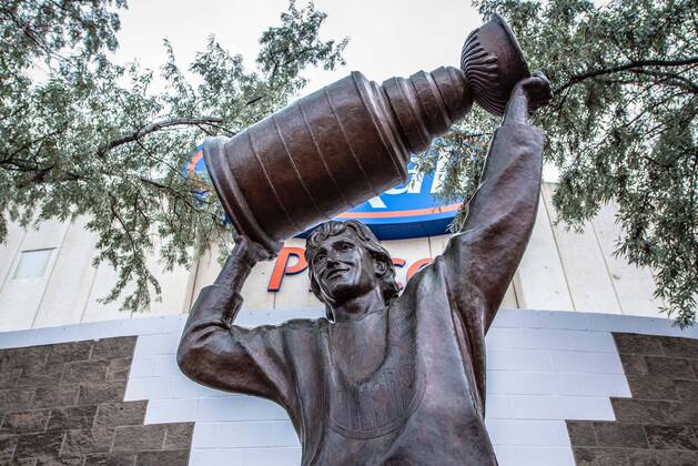 1 October 2013: A statue of Wayne Gretzky stands in front of Rexall Place of the Oilers in Edmonton, Alberta, Canada. NHL Eishockey Herren USA OCT 01 Icon13100108 EDITORIAL USE ONLY