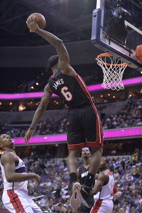 WASHINGTON D.C., Oct. 15, 2013 - LeBron James (above) of Miami Heat dunks during the 2013-2014 NBA Basketball Herren USA pre-season match against Washington Wizards in Washington D.C., capital of the United States, Oct. 15, 2013. Miami Heat lost 82-100. (Xinhua Zhang Jun) (lm) (SP)U.S.-WASHINGTON D.C.-NBA-PRE 
