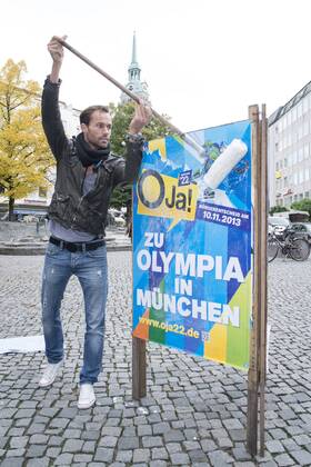 Plakataktion Buergerbegehren pro Olympia 2022, Rindermarkt, München. 22.12.2013 Thomas Muderlak, der Geschäftsführer der BMW Welt, Vorstandssprecher der Tourismus Initiative München, Mitbegründer des Team München 2022 und Sven Hannawald, Skispringer und Rennfahrer kleben Plakate Â